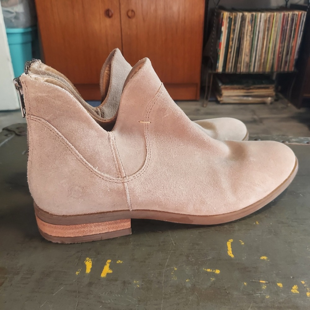 Born Kerri Taupe Suede V-Cut Ankle Boots F76602 Womens 7.5 M/W